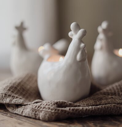 Bild av stilrena ljuslyktor i form av eleganta tuppar