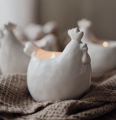 Bild av unik ljuslykta formad som en stiliserad höna