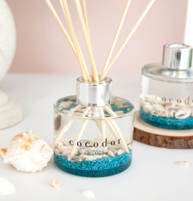 Foto av elegant arrangemang av doftpinnar och dekorationer