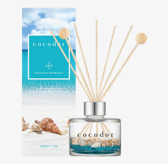 Foto av eleganta doftpinnar med strandinspirerad design