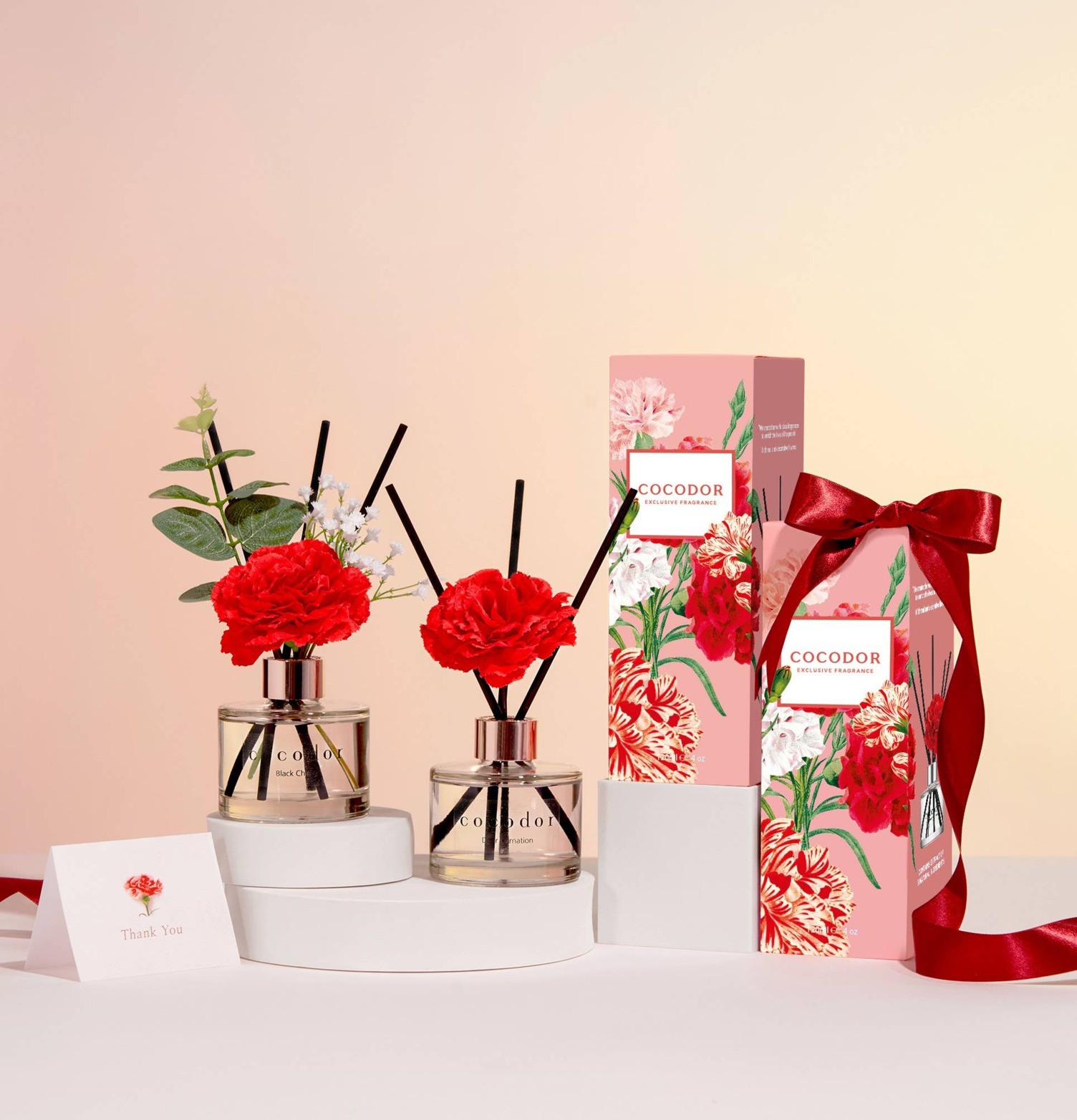 Bild av smakfullt arrangerade doftpinnar och blommor