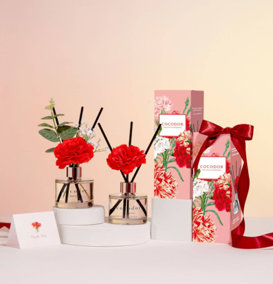 Bild av smakfullt arrangerade doftpinnar och blommor