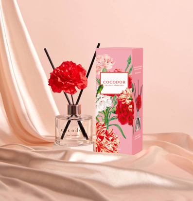 Foto av elegant doftuppsättning med blommig detalj