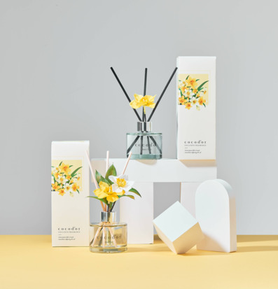 Bild av harmonisk komposition med doftpinnar och blommor