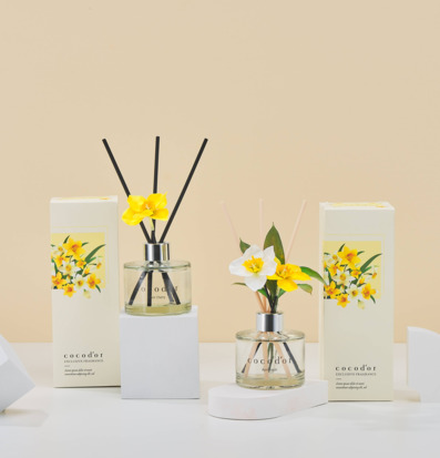 Bild av stilrena doftpinnar med blommigt och fräscht tema