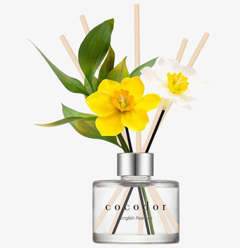 Foto av eleganta doftpinnar med vårinspirerad design