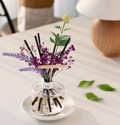 Bild av doftpinnar med lavendel och dekorativa element