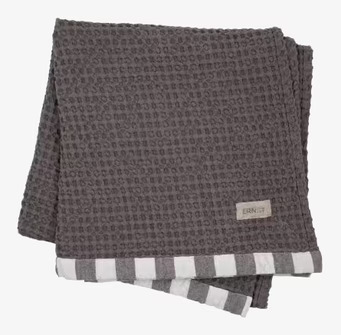 Bild av grått badlakan med våfflad struktur och ränder