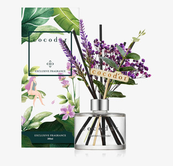 Bild av doftpinnar med lavendel och konstgjorda blommor