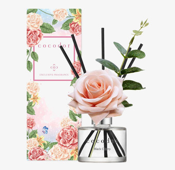 Bild av doftpinnar med elegant design och blomdetaljer