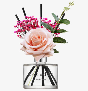 Bild av eleganta doftpinnar med rosor och gröna blad