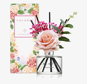 Bild av eleganta doftpinnar med blommigt arrangemang