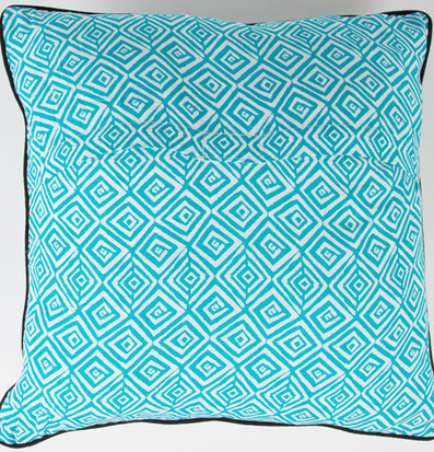 Bild av kudde med geometriskt mönster och turkos ton