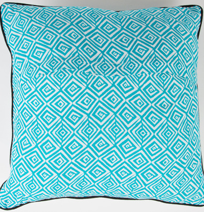 Kudde - You Are Amazing från Sass & Belle med geometriskt mönster