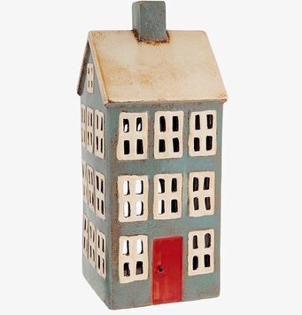 Bild av dekorativ ljuslykta i form av ett europeiskt hus