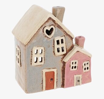 Foto av charmig ljuslykta med hjärtformade fönster