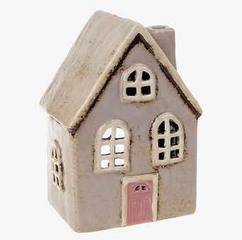 Bild av charmig ljuslykta formad som ett litet hus