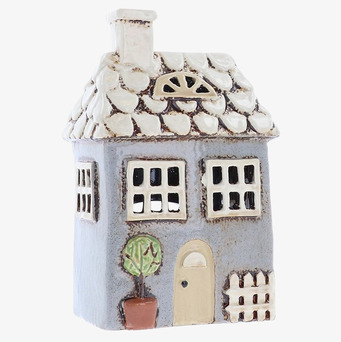 Bild av dekorativ miniatyrhusformad ljuslykta i grått