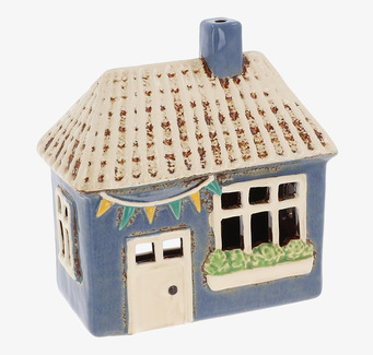 Bild av charmig ljuslykta formad som ett litet hus