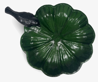 Bild av fågelbad formad som ett grönt blad med fågel