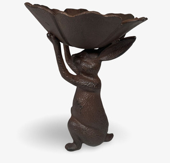 Bild av detaljerat fågelbad med konstnärlig design