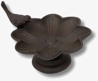 Foto av detaljerat fågelbad med solrosdesign i trädgård