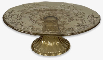 Bild av elegant kakfat med naturinspirerade detaljer