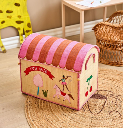 Bild av lekfullt och kreativt barnrum med förvaringslåda