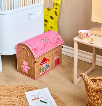 Bild av hemtrevligt barnrum med lekfull förvaring