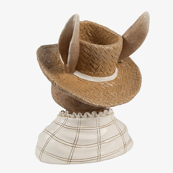 Bild av en unik figurin med kanin och hattdetaljer