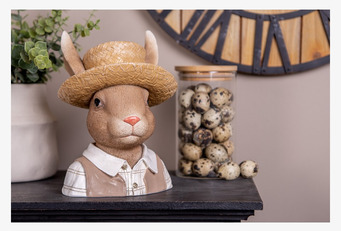 Bild av charmig kaninfigur med hatt och lantlig stil