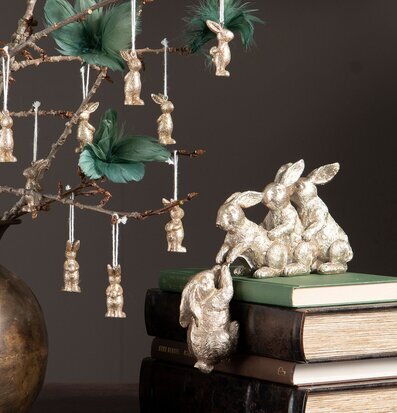 Bild av charmig scen med harfigurer och dekorativa element