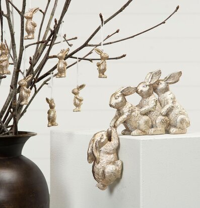 Bild av eleganta harar på piedestal med rustik vas