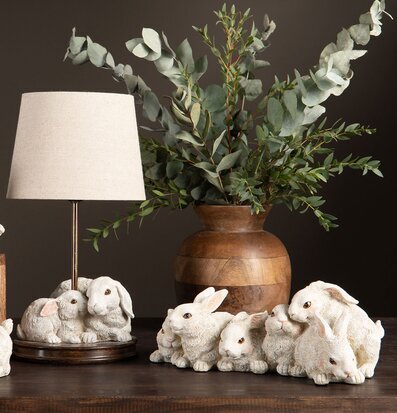 Bild av dekorativa kaninfigurer i harmonisk inredning
