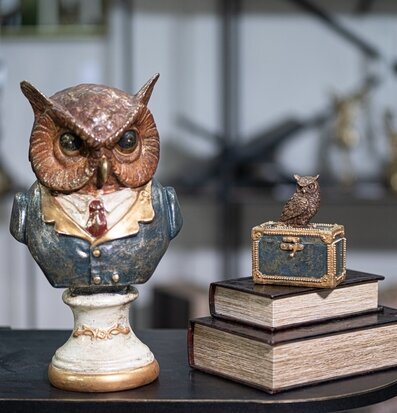 Bild av elegant uggleskulptur och dekorativa föremål