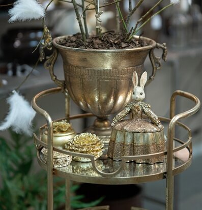 Bild av elegant dekorationsscen med kanin och kärl