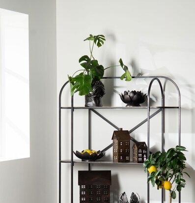 Bild av elegant rum med modern och funktionell inredning