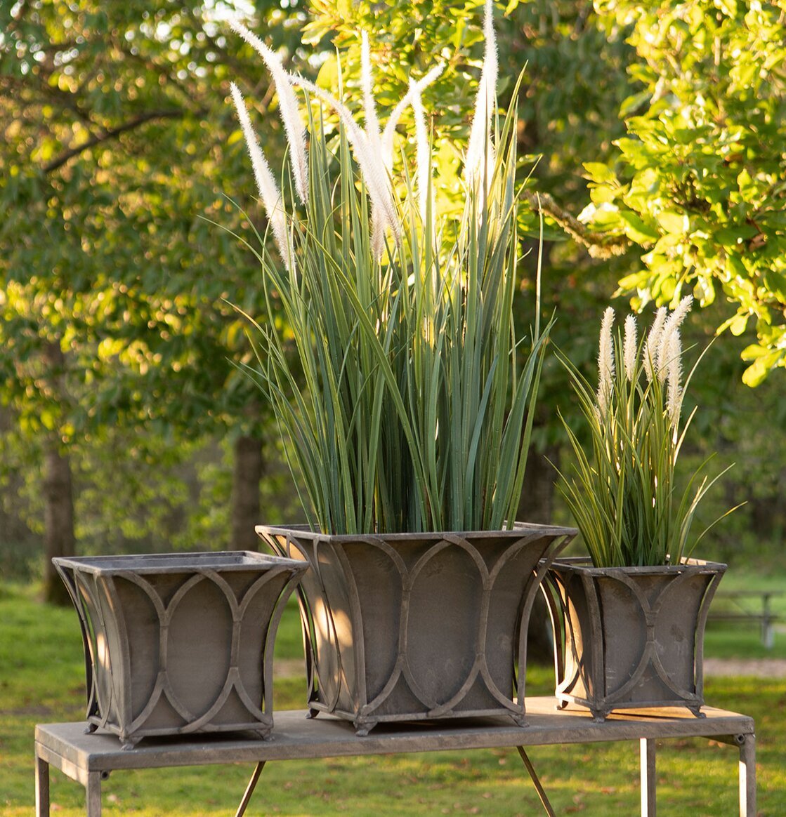 Bild av metallkrukor i harmoni med naturen utomhus