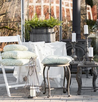 Bild av harmoniskt uterum med inbjudande inredning