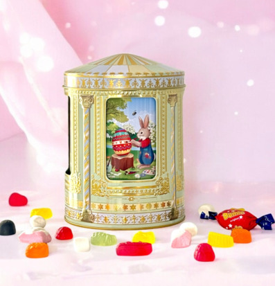 Bild av påskspeldosa med dekorativ plåtburk och godis
