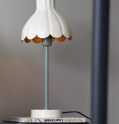Bild av elegant bordslampa i offwhite och grön design