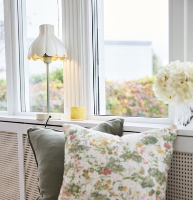 Bild av smakfull inredning med bordslampa och kuddar