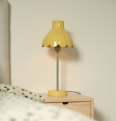 Bild av harmonisk sovrumsmiljö med stilfull bordslampa