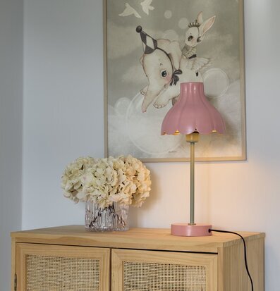 Bild av stilren inredning med bordslampa och konstverk