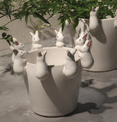 Bild av charmig kruka med kaninfigurer i vit keramik