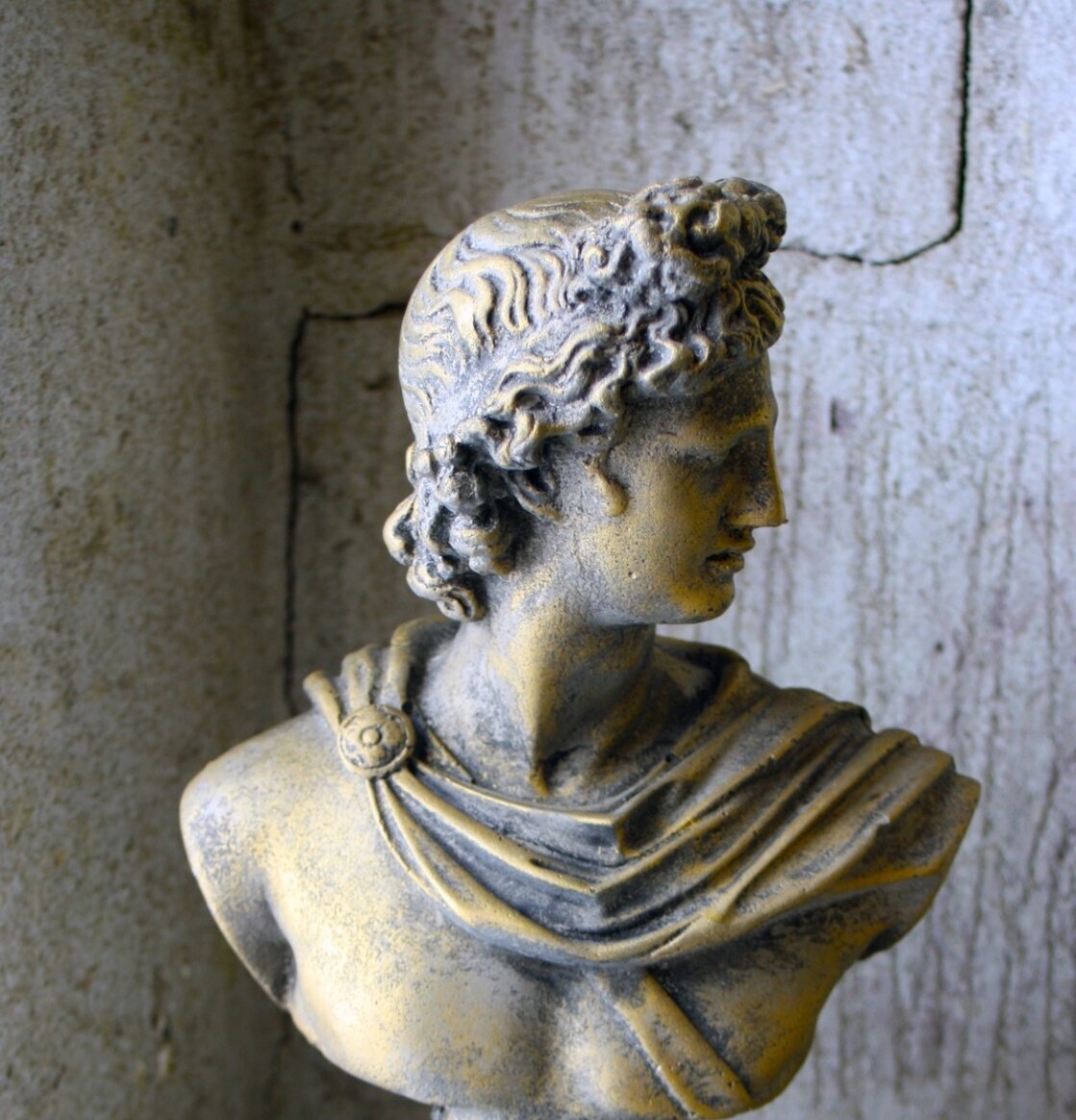 Bild av klassisk byst i antikguldfinish för inredning