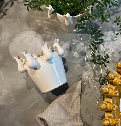 Bild av charmig kruka med kaniner och grön växt