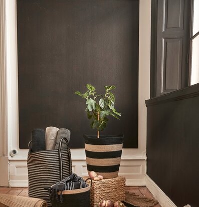 Bild av stilren inredning med korgar och naturmaterial