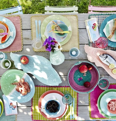 Bild av smakfull sommardukning med färgglada detaljer