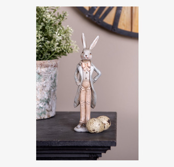 Bild av dekorativ kaninfigur med rustik inredning